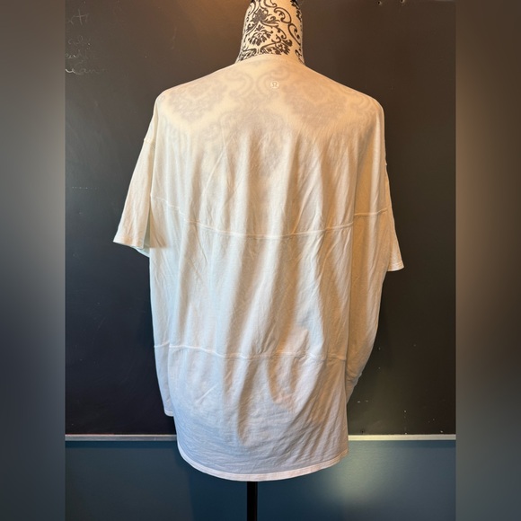 Lululemon Back In Action Tee - Picture 2 of 5